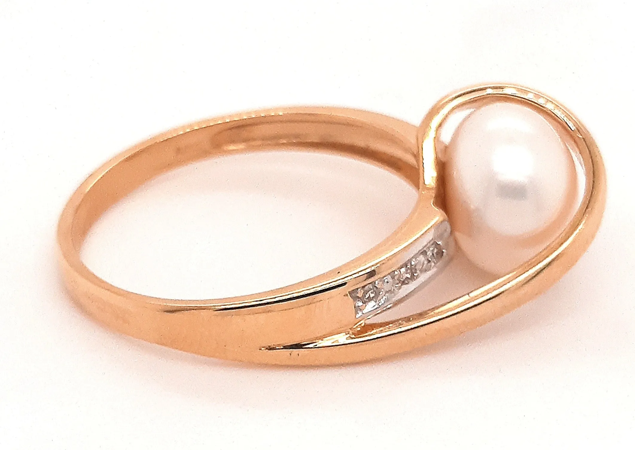 18ct Yellow Gold Pearl & Diamond Ring