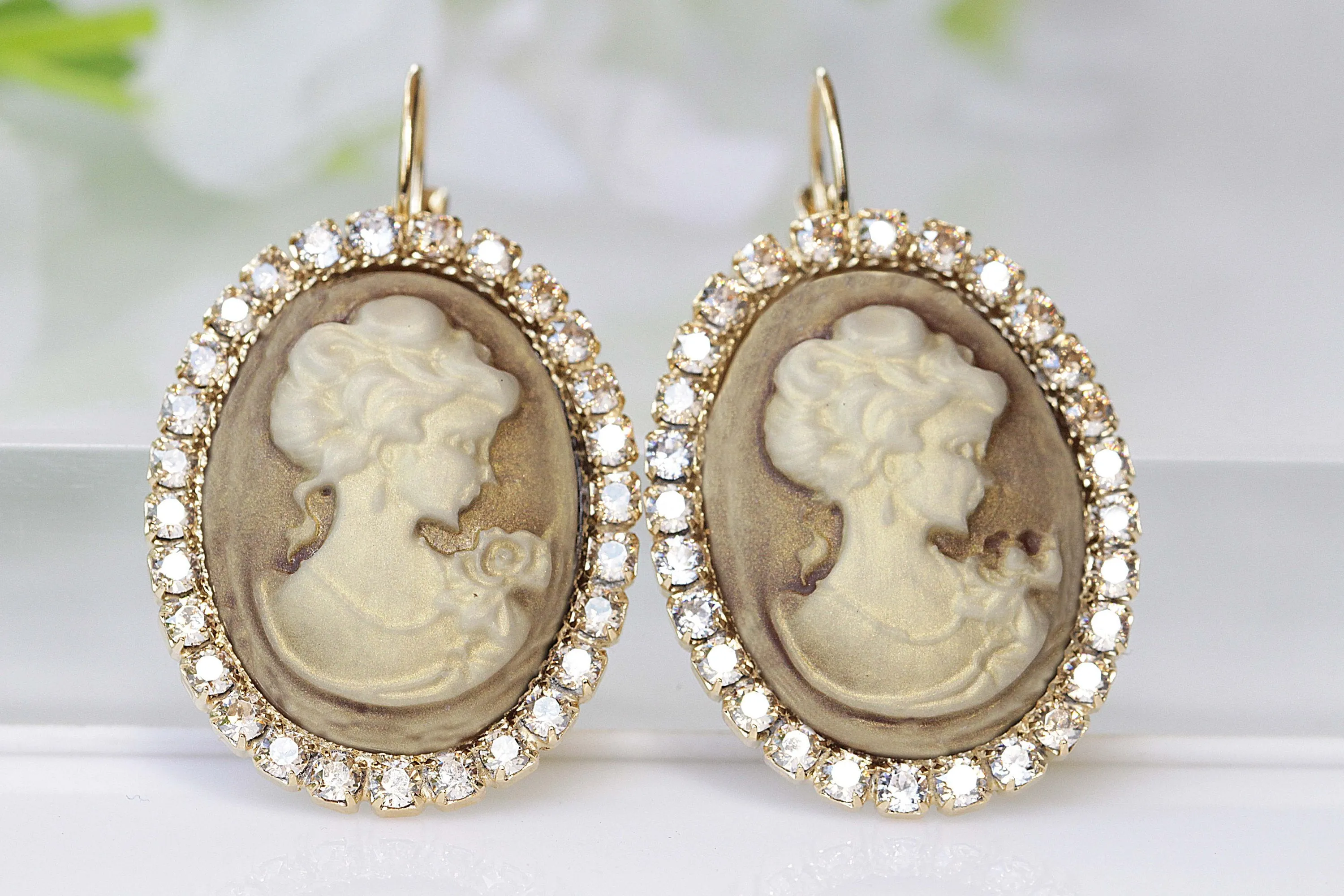 GOLD CAMEO NECKLACE