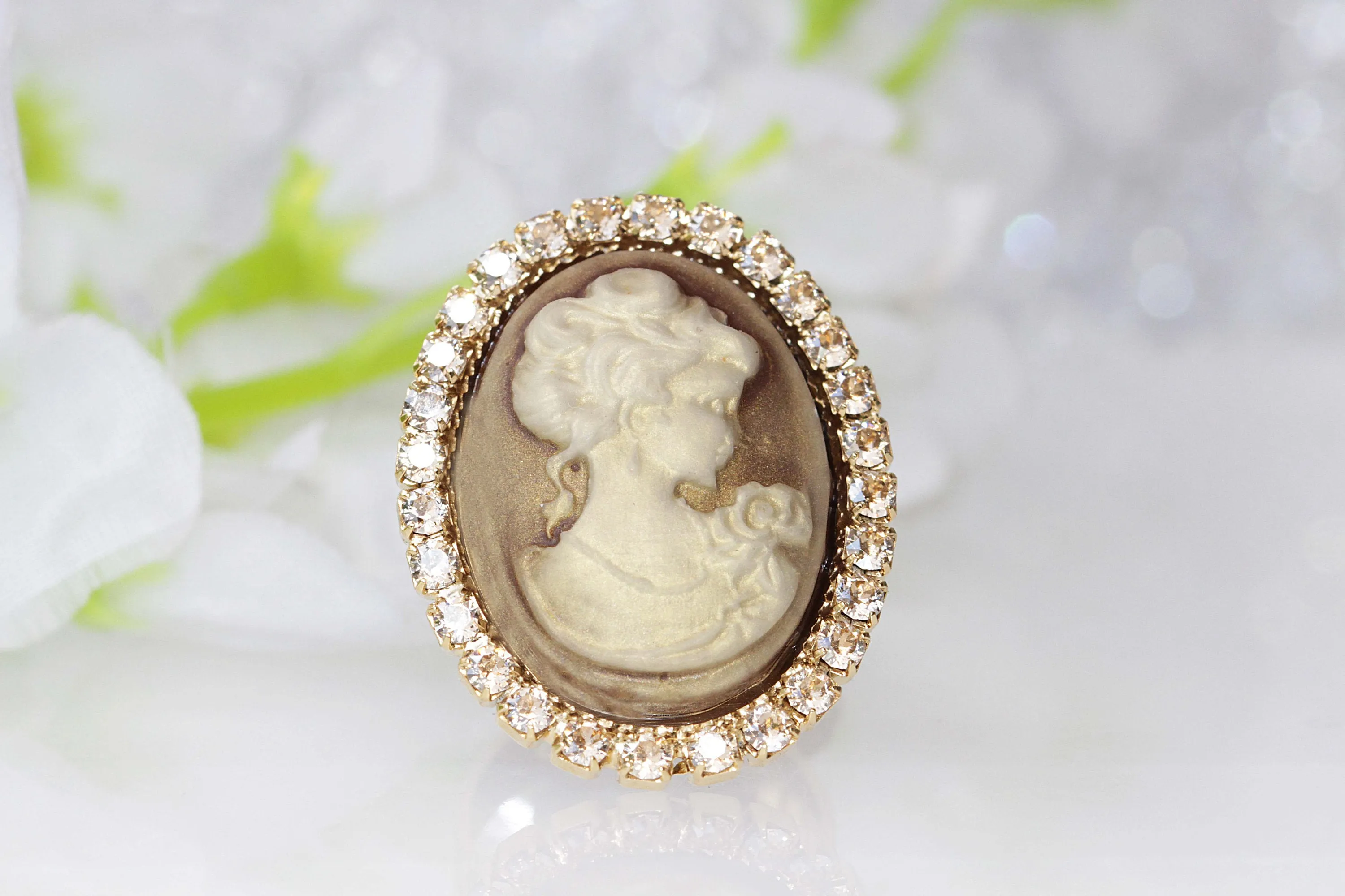 GOLD CAMEO NECKLACE