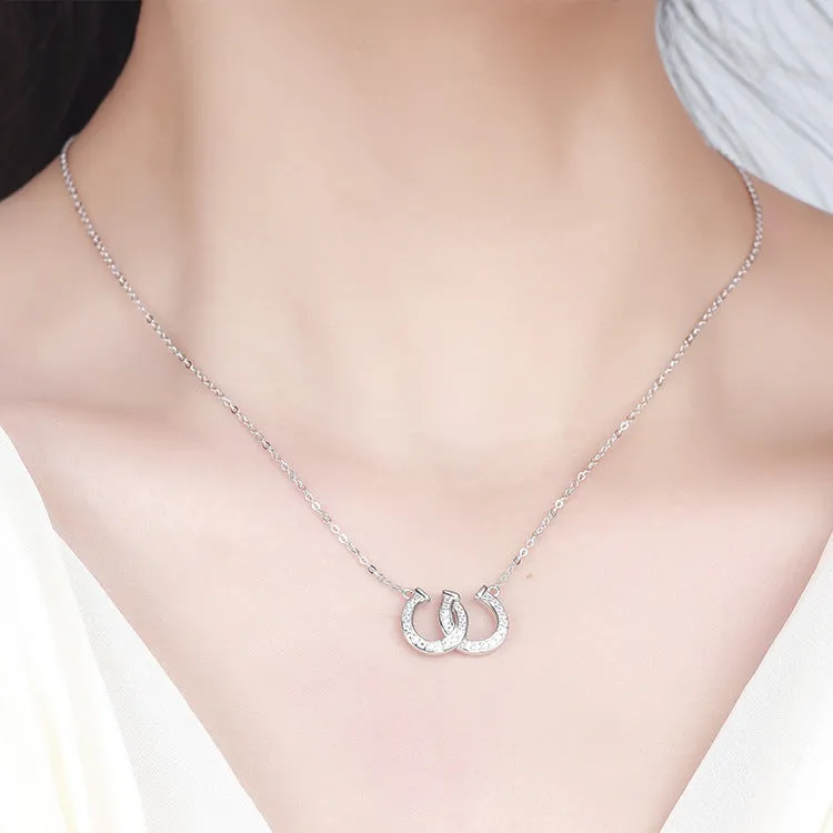 Horseshoe U-shaped black and white clavicle necklace